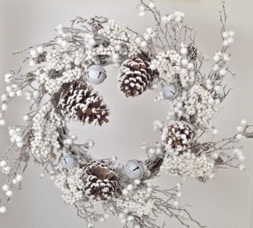 Χιονισμένο Στεφάνι jingle bell με λευκά berries & κουκουνάρια 61cm